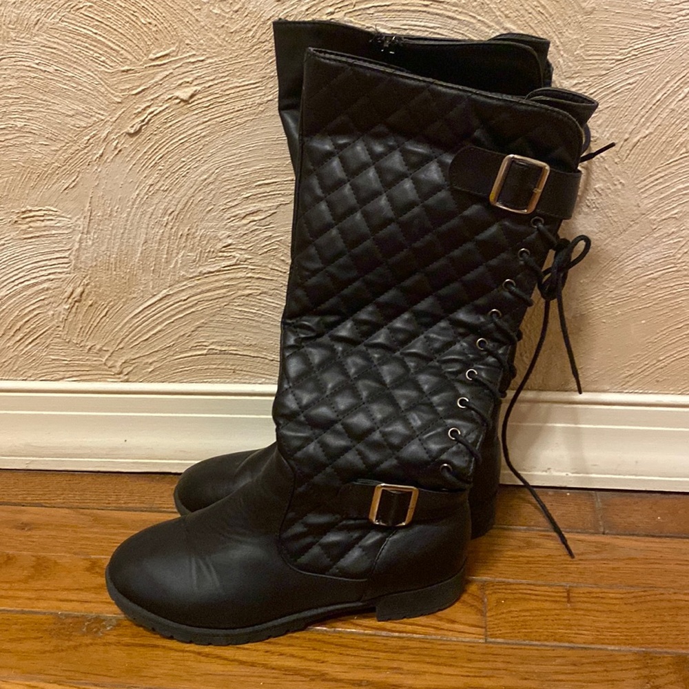 Cute black boots!